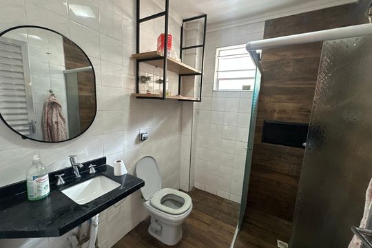 Banheiro de apartamento para alugar com 1 quarto, 45m² em Itararé, São Vicente