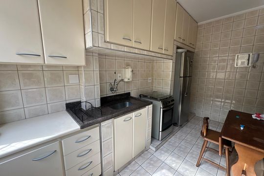 Cozinha de apartamento para alugar com 1 quarto, 45m² em Itararé, São Vicente