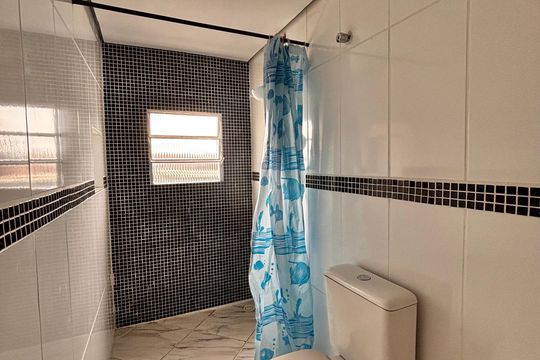 Banheiro suíte  de casa para alugar com 2 quartos, 116m² em Jardim dos Manacas, Carapicuíba