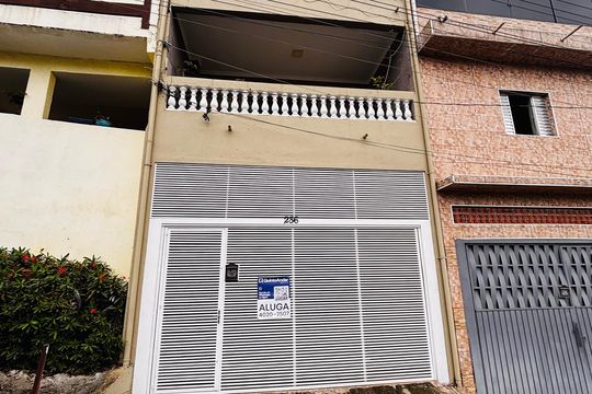 Fachada com placa de casa para alugar com 2 quartos, 116m² em Jardim dos Manacas, Carapicuíba