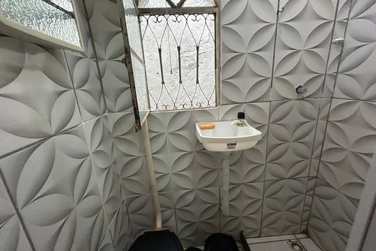 Banheiro de kitnet/studio para alugar com 1 quarto, 30m² em Ricardo de Albuquerque, Rio de Janeiro