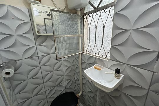 Banheiro de kitnet/studio para alugar com 1 quarto, 30m² em Ricardo de Albuquerque, Rio de Janeiro