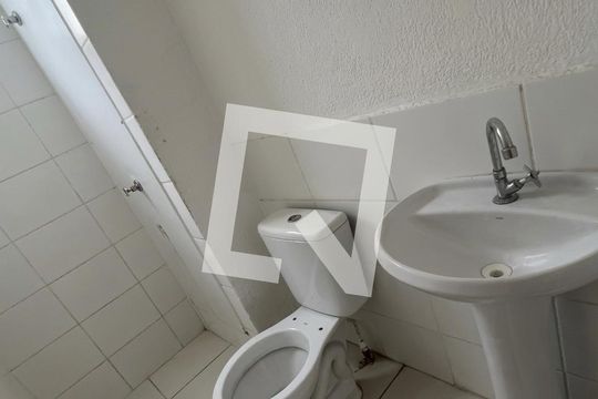 Banheiro de apartamento para alugar com 2 quartos, 42m² em São Luiz, Contagem