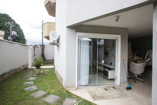 Garagem de casa à venda com 3 quartos, 178m² em Taquara, Rio de Janeiro