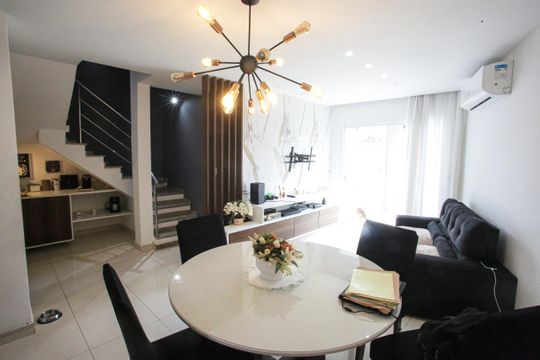 Sala de casa à venda com 3 quartos, 178m² em Taquara, Rio de Janeiro
