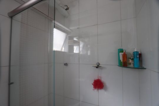 Banheiro de apartamento à venda com 3 quartos, 75m² em Parque Tomas Saraiva, São Paulo