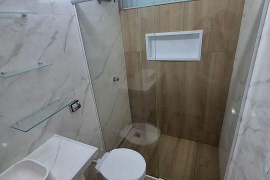 Banheiro de apartamento à venda com 2 quartos, 44m² em SQN 410, Brasília