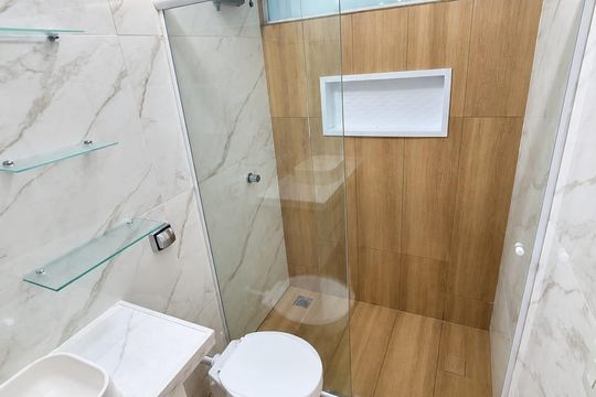 Banheiro de apartamento à venda com 2 quartos, 44m² em SQN 410, Brasília