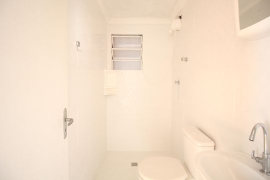 Banheiro de apartamento à venda com 1 quarto, 38m² em Jardim Dona Leopoldina, Porto Alegre