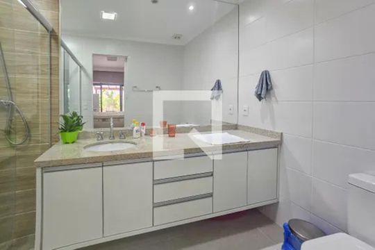 Banheiro 1 de apartamento para alugar com 3 quartos, 179m² em Praia da Enseada, Guarujá
