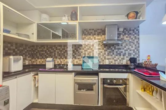 Cozinha de apartamento para alugar com 3 quartos, 179m² em Praia da Enseada, Guarujá