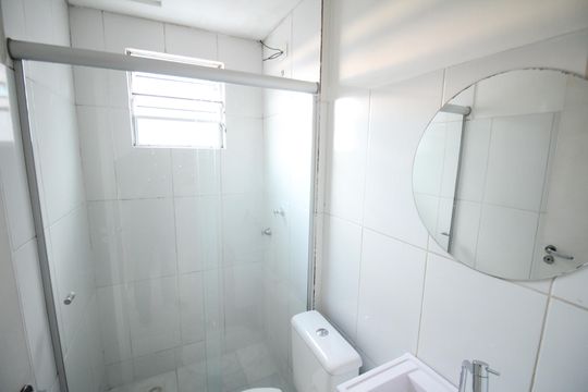Banheiro de apartamento para alugar com 2 quartos, 45m² em Camargos, Belo Horizonte