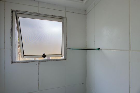 Banheiro de casa de condomínio para alugar com 2 quartos, 42m² em Água Chata, Guarulhos