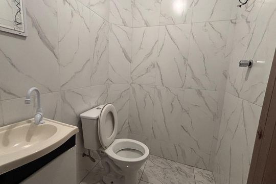 Banheiro de casa para alugar com 2 quartos, 45m² em Parque Turiguara, Cotia