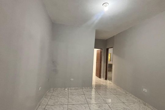 Sala de casa para alugar com 2 quartos, 45m² em Parque Turiguara, Cotia
