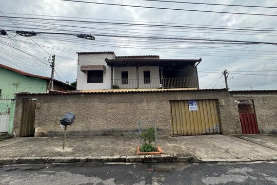 Placa instalada no dia 23-10-2026, com o codigo RVRC-158 de casa à venda com 16 quartos, 360m² em Novo Riacho, Contagem
