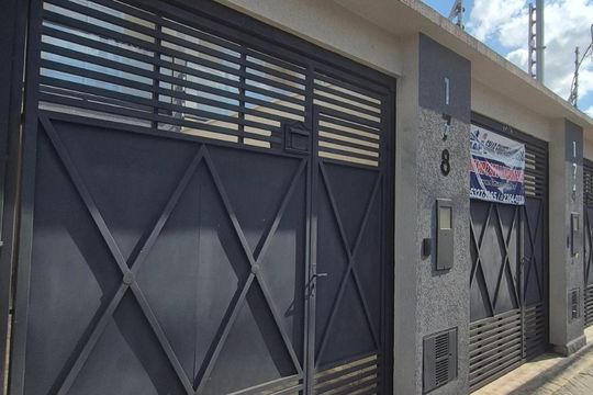 Fachada de casa à venda com 3 quartos, 100m² em Vila Monte Santo, São Paulo