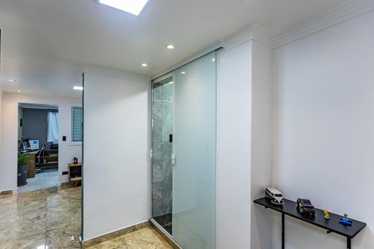 Hall passagem de casa à venda com 2 quartos, 80m² em Vila Serralheiro, São Paulo