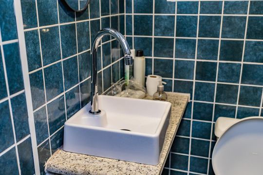 Lavabo de casa à venda com 2 quartos, 80m² em Vila Serralheiro, São Paulo