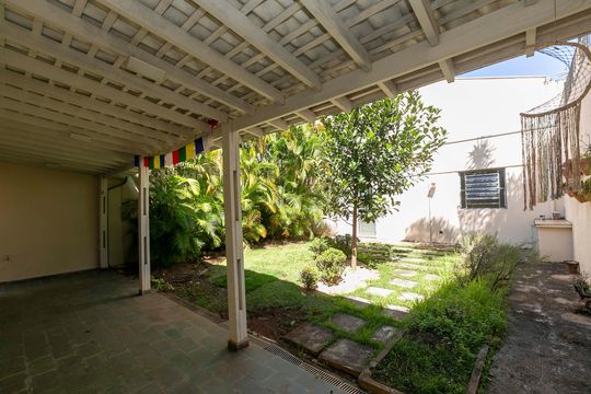QUINTAL COM JARDIM E EDICULA de casa para alugar com 3 quartos, 250m² em Jardim Carlos Gomes, Campinas