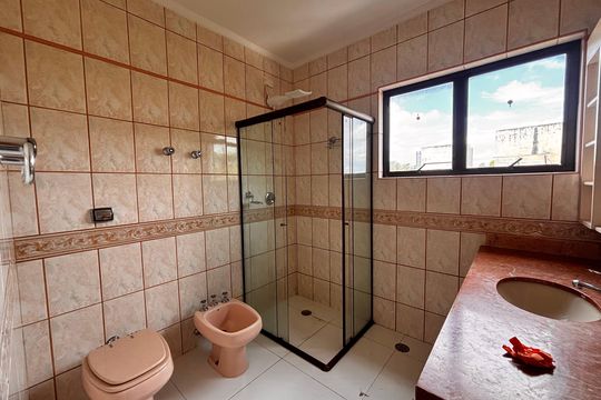 Banheiro da Suíte 2 de casa de condomínio para alugar com 5 quartos, 600m² em Jardim Paulista, Barueri