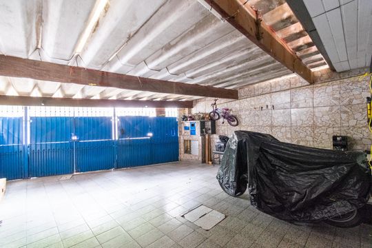 Garagem de casa à venda com 2 quartos, 110m² em Americanópolis, São Paulo