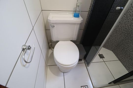 Banheiro Social de apartamento para alugar com 2 quartos, 44m² em Osvaldo Rezende, Uberlândia