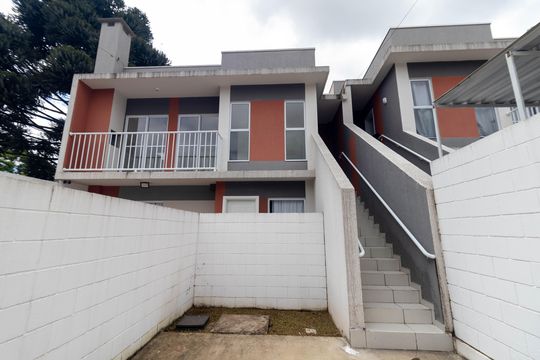 Fachada de casa à venda com 2 quartos, 53m² em Santa Cândida, Curitiba