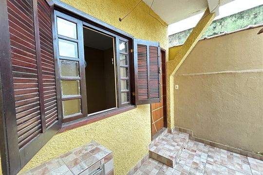 Fachada de casa para alugar com 2 quartos, 60m² em Guadalupe, Rio de Janeiro