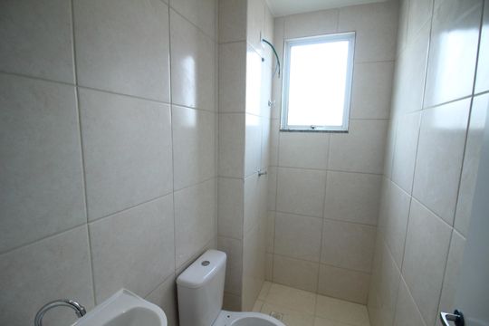 Banheiro de apartamento para alugar com 2 quartos, 45m² em Bairro da Glória, Contagem