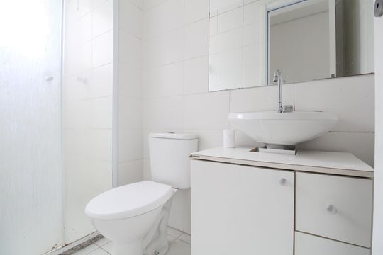 Banheiro de apartamento para alugar com 2 quartos, 44m² em Jardim Helga, São Paulo