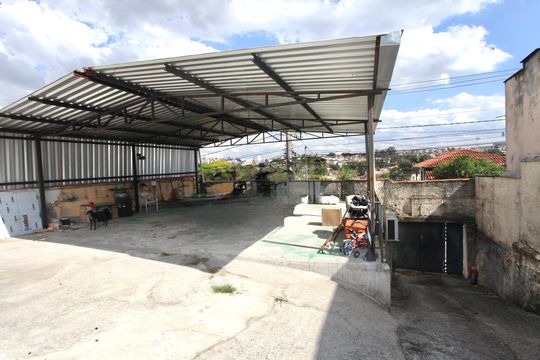 Quintal de casa para alugar com 3 quartos, 386m² em Centro, Contagem