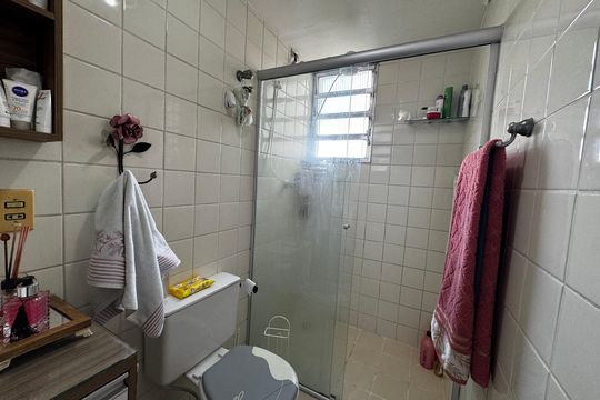 Banheiro de apartamento à venda com 2 quartos, 55m² em Veloso, Osasco