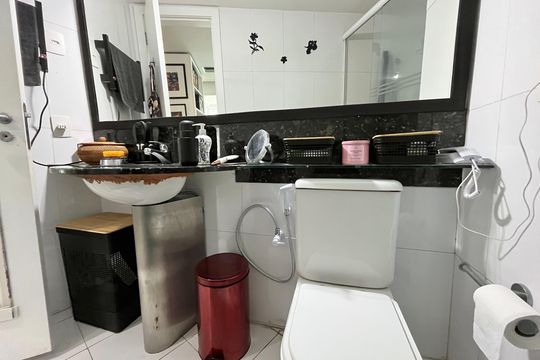 Banheiro  de kitnet/studio para alugar com 1 quarto, 48m² em Barra da Tijuca, Rio de Janeiro