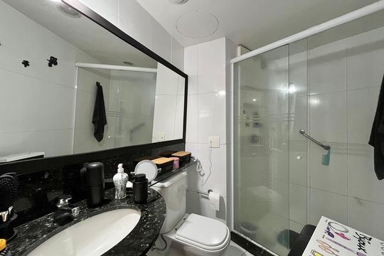 Banheiro de kitnet/studio para alugar com 1 quarto, 48m² em Barra da Tijuca, Rio de Janeiro