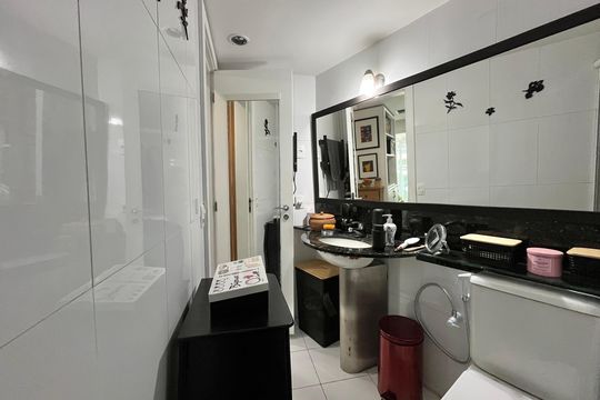 Banheiro  de kitnet/studio para alugar com 1 quarto, 48m² em Barra da Tijuca, Rio de Janeiro
