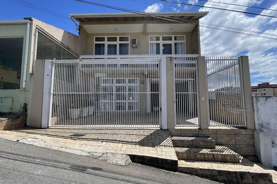 Fachada de casa para alugar com 4 quartos, 157m² em Capoeiras, Florianópolis