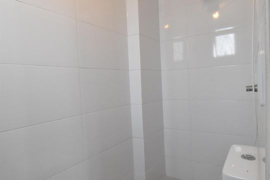 Banheiro de apartamento para alugar com 1 quarto, 30m² em Rebouças, Curitiba