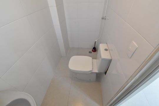 Banheiro de apartamento para alugar com 1 quarto, 30m² em Rebouças, Curitiba