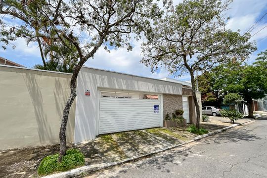 Fachada + plaquinha de casa para alugar com 3 quartos, 312m² em Jardim Sao Caetano, São Caetano do Sul