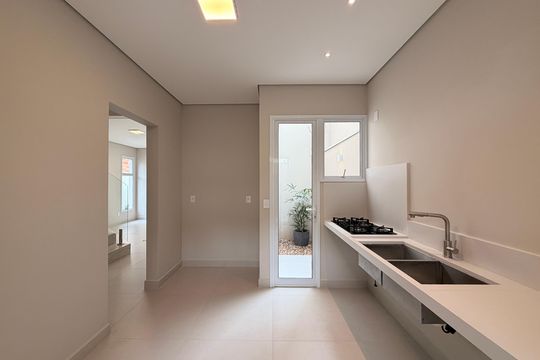 Cozinha de casa de condomínio à venda com 3 quartos, 170m² em Gramadão, Jundiaí