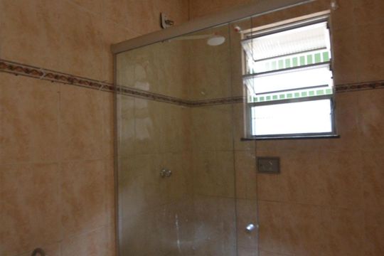 Banheiro de casa para alugar com 1 quarto, 60m² em Bento Ribeiro, Rio de Janeiro