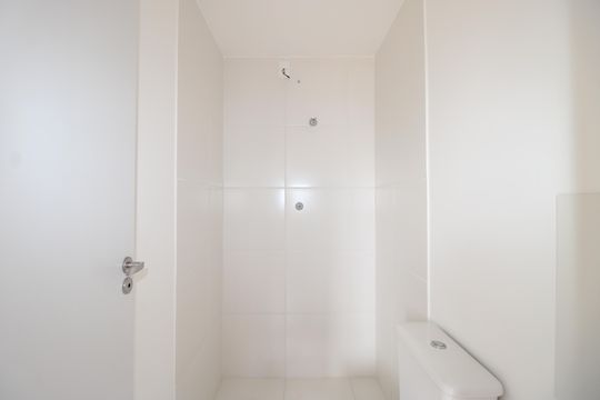 Banheiro de kitnet/studio para alugar com 1 quarto, 16m² em Itaquera, São Paulo