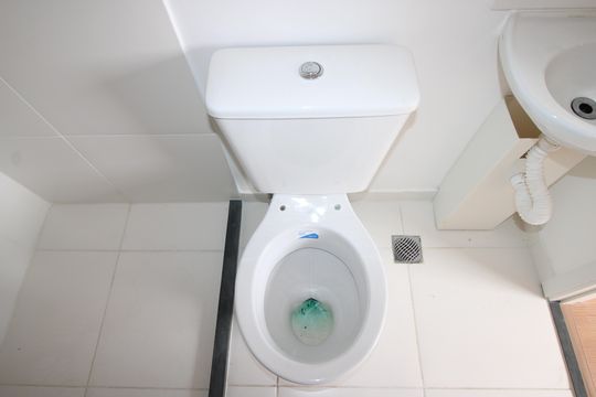 Banheiro de kitnet/studio para alugar com 1 quarto, 16m² em Itaquera, São Paulo