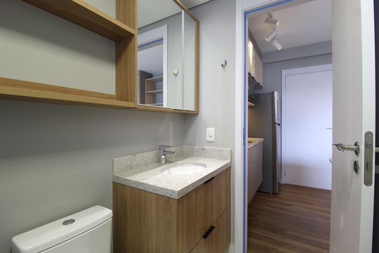 Banheiro de kitnet/studio para alugar com 1 quarto, 28m² em Indianópolis, São Paulo