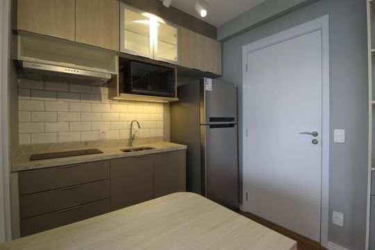 Cozinha de kitnet/studio para alugar com 1 quarto, 28m² em Indianópolis, São Paulo