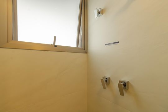 Banheiro de kitnet/studio para alugar com 1 quarto, 28m² em Indianópolis, São Paulo