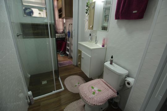 Banheiro de kitnet/studio para alugar com 1 quarto, 41m² em Embaré, Santos
