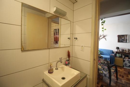 Banheiro de apartamento à venda com 1 quarto, 42m² em Moinhos de Vento, Porto Alegre