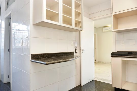 Cozinha  de apartamento à venda com 3 quartos, 118m² em Lourdes, Belo Horizonte